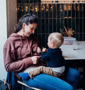 Allaitement maternel : Un moment de connexion entre une maman et son bébé. Découvrez les bienfaits de l'allaitement pour la santé du nourrisson et l'attachement parent-enfant. Consultez notre cabinet pour des conseils personnalisés sur l'allaitement et le maternage proximal à Pardies, Pyrénées-Atlantiques.